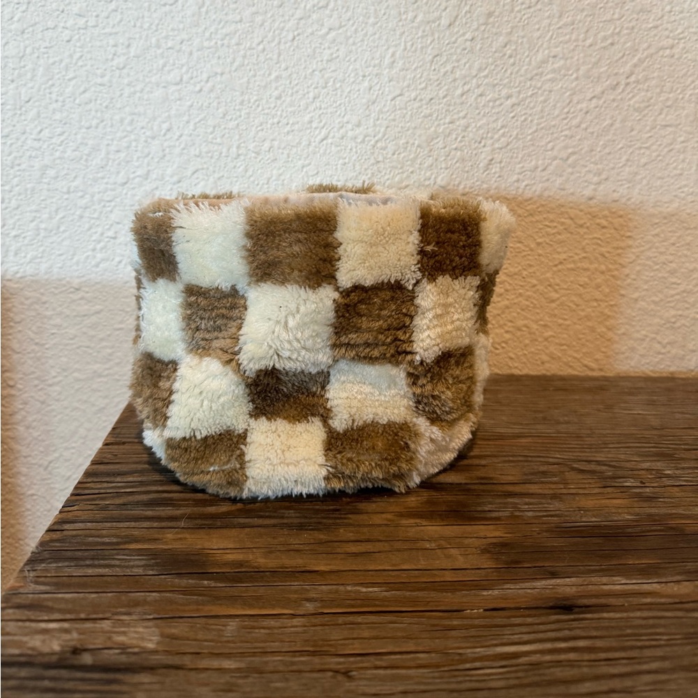 Plush checkered plant pot